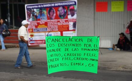Bloquean maestros carretera federal de Oaxaca; denuncian a empresa de crédito