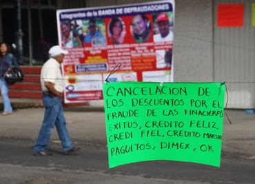 Bloquean maestros carretera federal de Oaxaca; denuncian a empresa de crédito