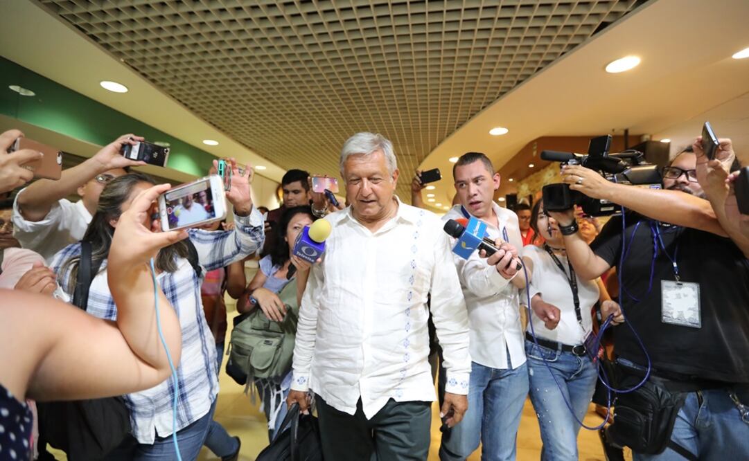 Andrés Manuel López Obrador a su llegada al aeropuerto de Mérida. Foto: Valente Rosas/El Universal