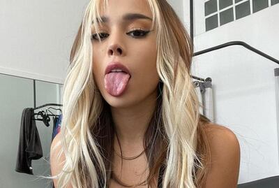 Danna Paola trae de regreso las faldas de colegiala esta temporada