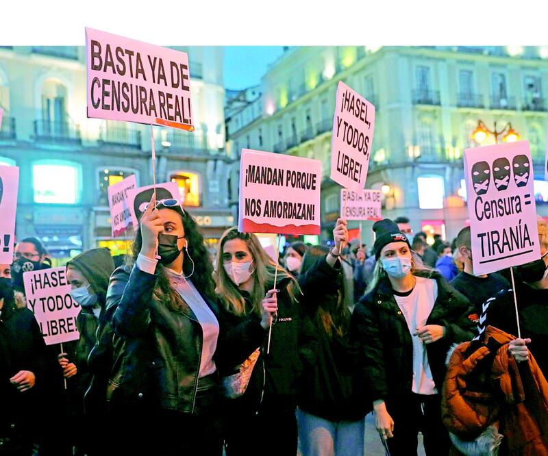 En Mdrid, los manifestantes se reunieron en la famosa Puerta del Sol; portaban pancartas en las que podía leerse “Libertad Pablo Hasel. Amnistía total” o “Pablo Hasel libertad, fuera la justicia franquista”. Foto: JUANJO MARTÍN. EFE
