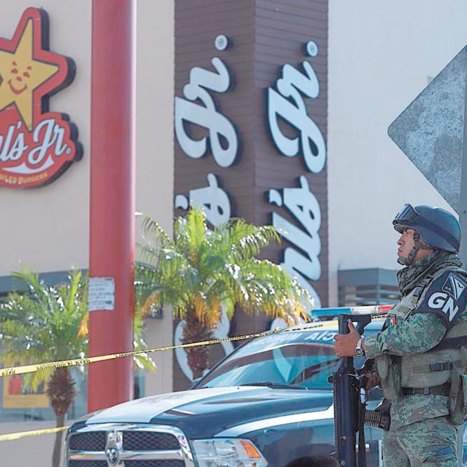 Diversas corporaciones desplegaron una intensa movilización en las inmediaciones del restaurante donde se registró el enfrentamiento, en el que se dispararon al menos 15 tiros de distintas armas cortas, según la fiscalía. CARLOS ZEPEDA. EL UNIVERSAL