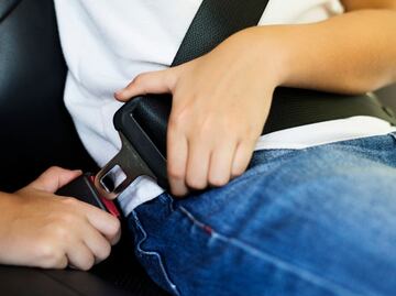 Esto sucede si los pasajeros de atrás del auto no usan cinturón de seguridad