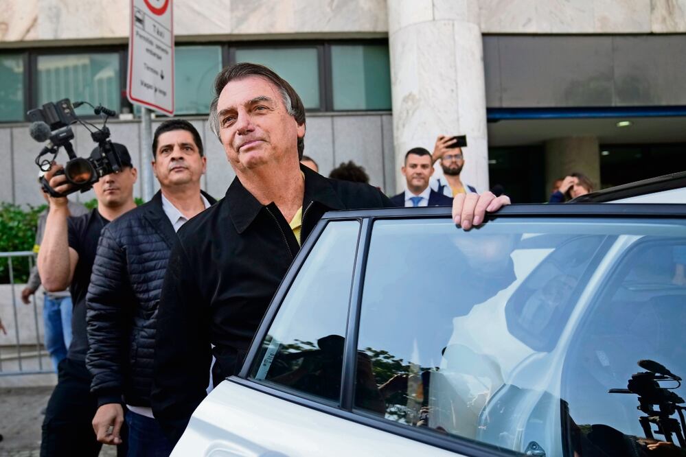 El expresidente Jair Bolsonaro, después de aterrizar en el aeropuerto de Río de Janeiro. Foto: AP
