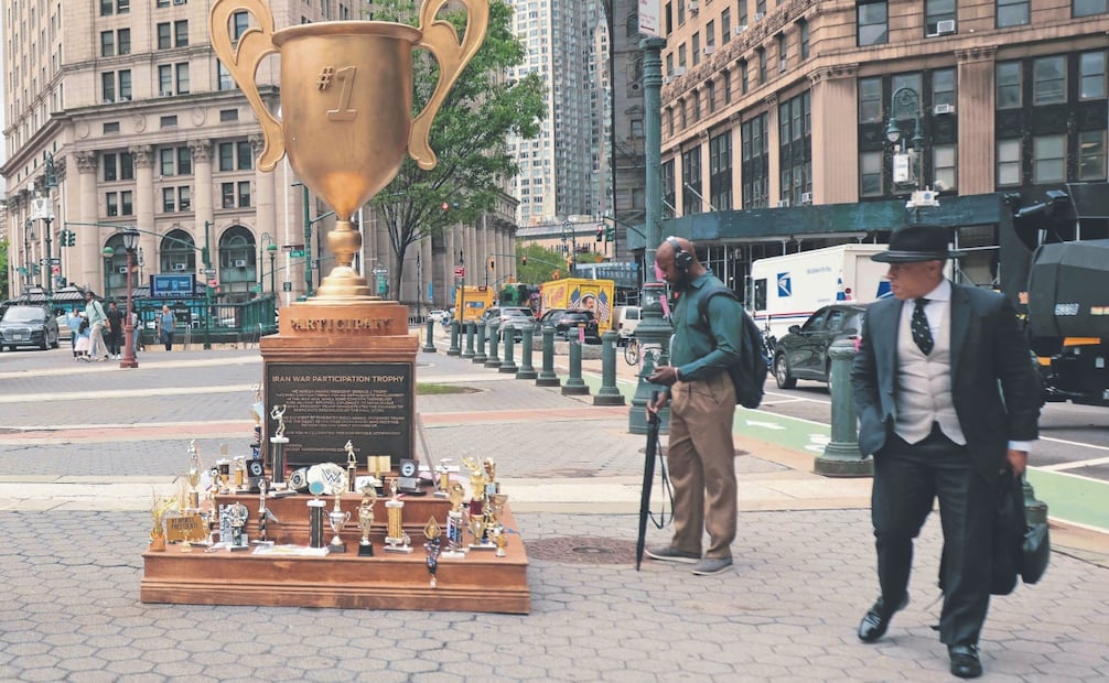 Un trofeo dorado de aproximadamente 3 metros de altura, en Nueva York, ironiza sobre la participación del presidente Donald Trump en el conflicto. Foto: AFP