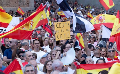 Manifestantes protestan en España por llegada masiva de migrantes; alcalde Ceuta pide medidas