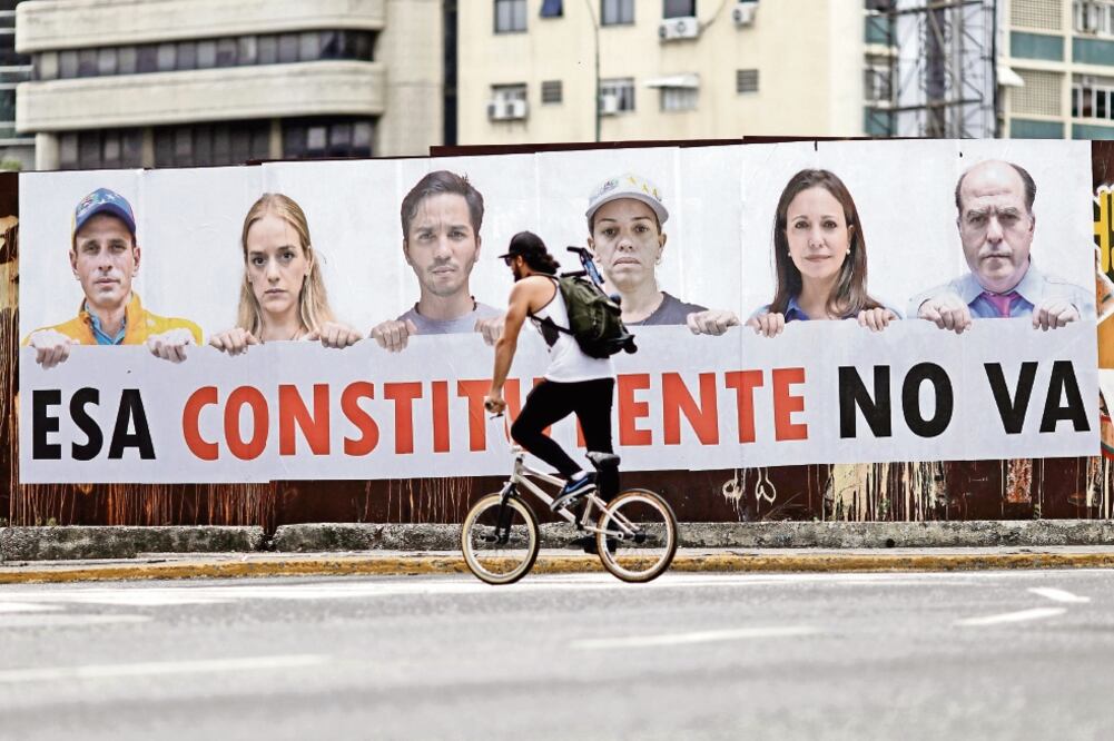 En las calles de la ciudad de Caracas han colocado propaganda contra la Asamblea Constituyente, en la que se muestra a líderes opositores (UESLEI MARCELINO. REUTERS)
