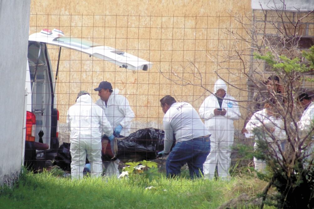 El cadáver de un hombre envuelto en bolsas de basura negras fue localizado en una calle de la colonia Cerritos, al oriente de la Cuernavaca. Foto: MARGARITO PÉREZ. CUARTOSCURO