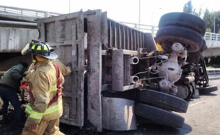 Bomberos atienden volcadura en avenida Muyuguarda