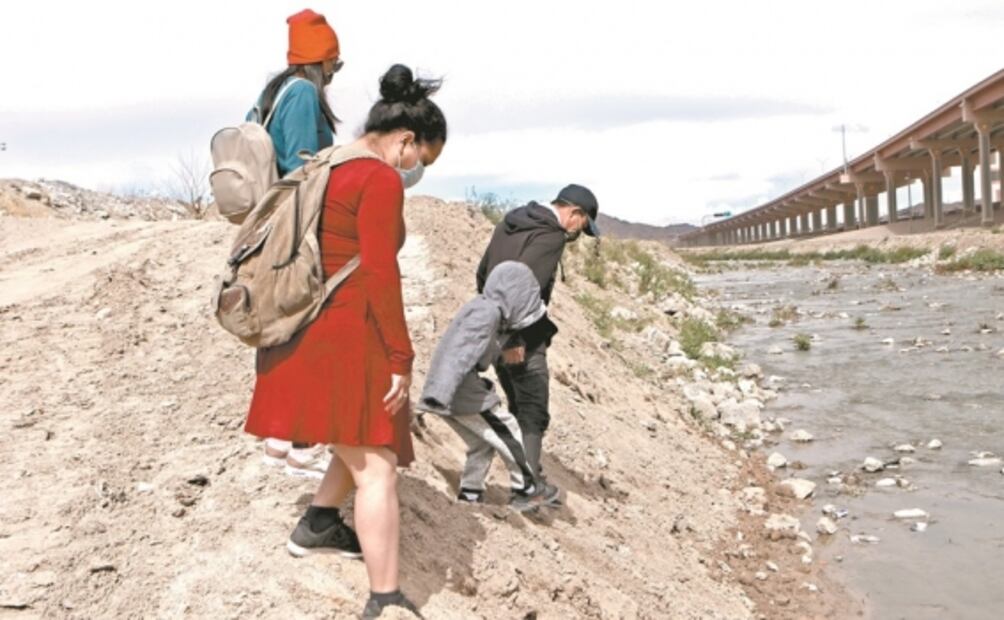 Llegan a EU y autoridades no tardan ni una hora en deportarlos