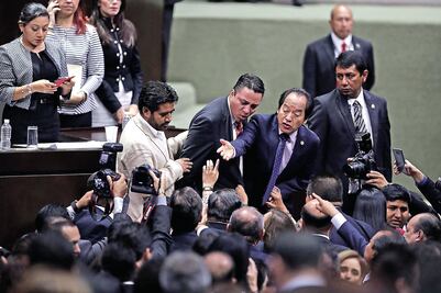 Entre oleadas de pasión, abren trabajos