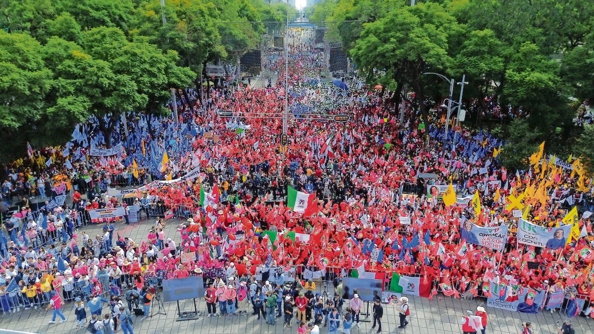 Panistas, perredistas, priistas y la marea rosa se dieron cita en el Ángel de la Independencia para acompañar a Xóchitl Gálvez a recibir su constancia como coordinadora del FAM. Foto: Paola Reyes / El Universal
