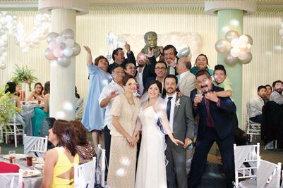 Una boda en la que todo se vale... hasta robar un busto