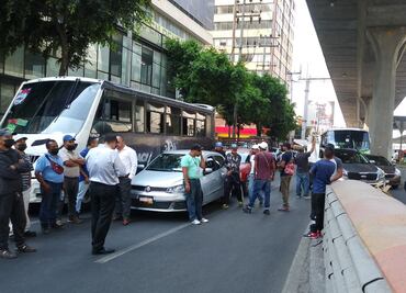 Bloquean taxistas y comerciantes Periférico Norte; piden destitución de director de mercados