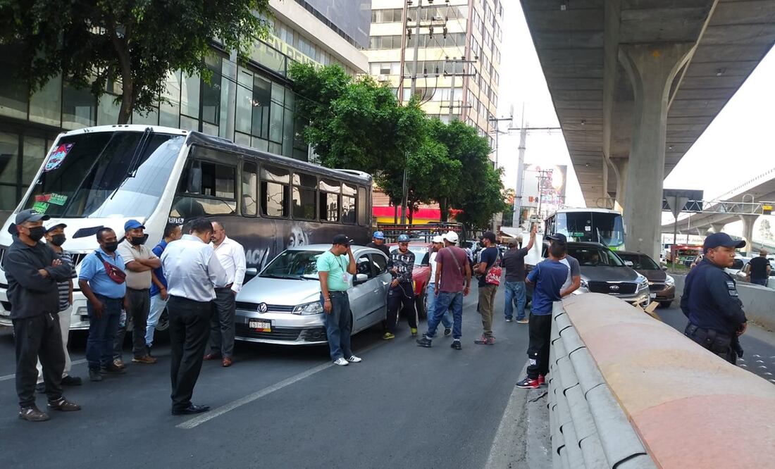 El lugar del bloqueo es una de las principales vías de acceso a la CDMX, por lo que se genera caos vial en la zona. Foto: Rebeca Jiménez / EL UNIVERSAL