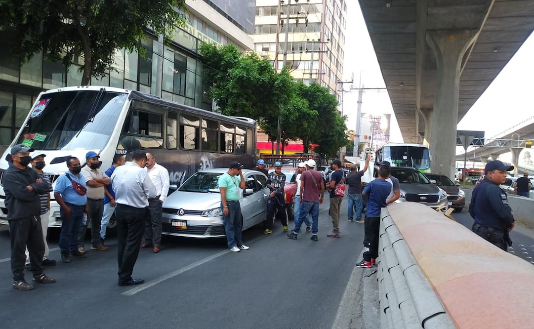 El lugar del bloqueo es una de las principales vías de acceso a la CDMX, por lo que se genera caos vial en la zona. Foto: Rebeca Jiménez / EL UNIVERSAL