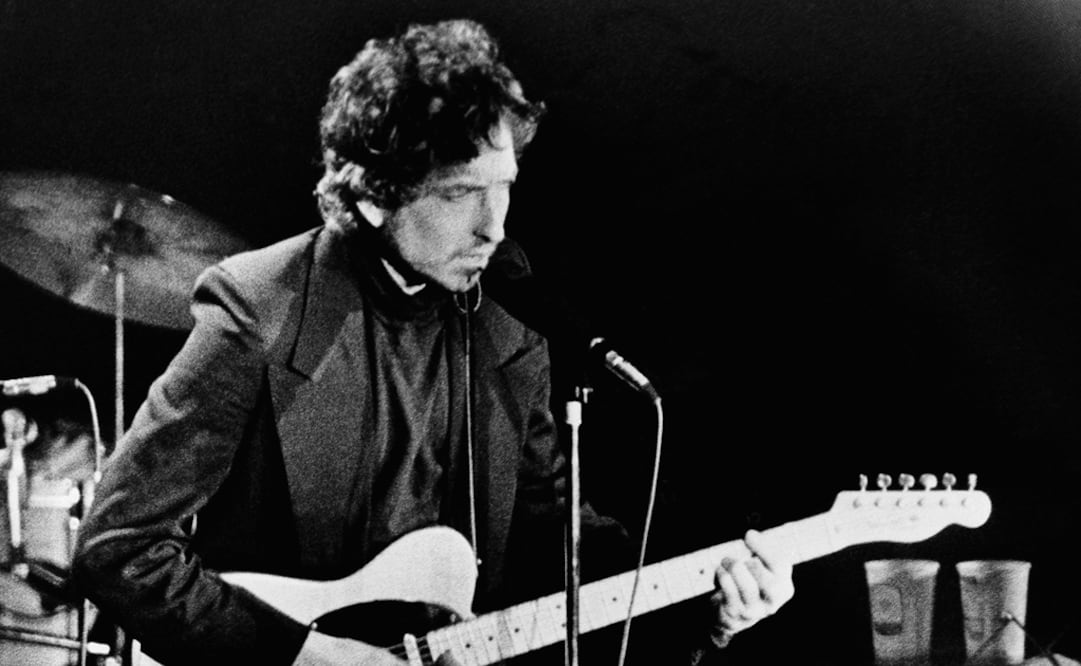 Imagen del 29 de enero de 1974 donde el cantautor y poeta Bob Dylan toca en Uniondale, Nueva York. Foto: AP Foto/Ron Frehm, Archivo