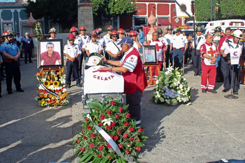 El bombero Felipe Jiménez Sánchez, asesinado por el crimen organizado, fue homenajeado de manera póstuma