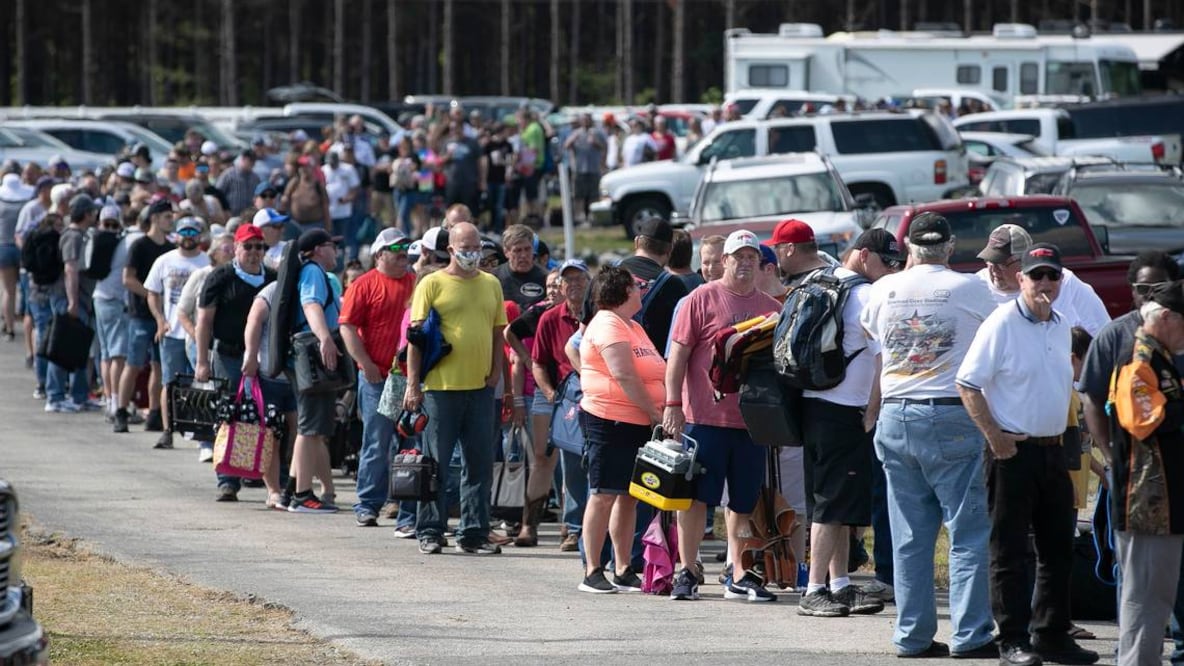 Pista en Estados Unidos ignoró autoridades y organizaba carreras de autos en cuarentena