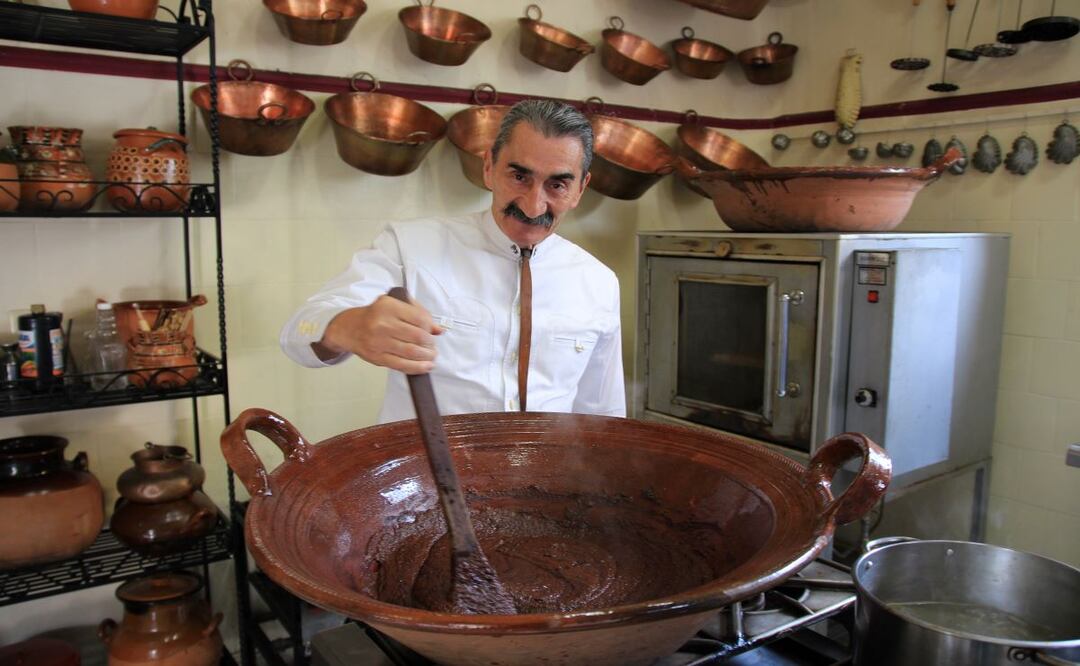 Yuri de Gortari impartiendo su clase de moles Foto: Cortesía Esgamex