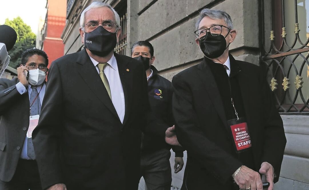 Enrique Graue (izq.), rector de la UNAM, arropó a la jefa de Gobierno, egresada de la Universidad. Foto: Andrea Murcia. CUARTOSCURO