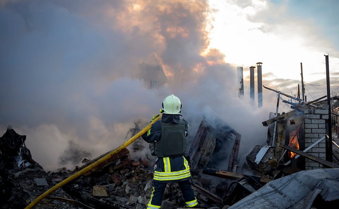 Una fotografía publicada por el servicio de prensa del Servicio Estatal de Emergencia (SES) de Ucrania muestra a los rescatistas ucranianos trabajando en el lugar de un ataque aéreo en Odesa, suroeste de Ucrania, el 17 de noviembre de 2024. Foto: EFE
