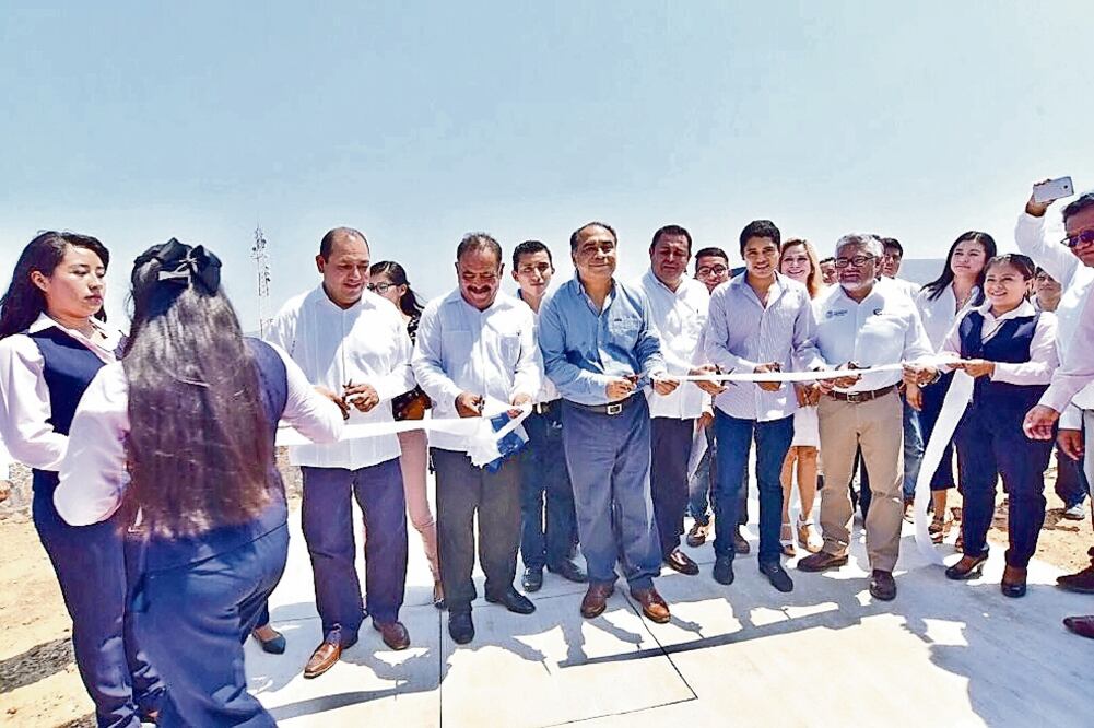 El gobernador Héctor Astudillo entregó al Instituto Tecnológico de Acapulco dos inmuebles, un autobús de 47 plazas y dos vehículos más