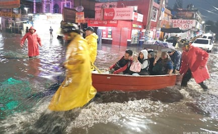 Usan lanchas para trasladar a vecinos en calles inundadas de Ixtapaluca; alertan por posible desborde de canales