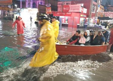 Usan lanchas para trasladar a vecinos en calles inundadas de Ixtapaluca; alertan por posible desborde de canales