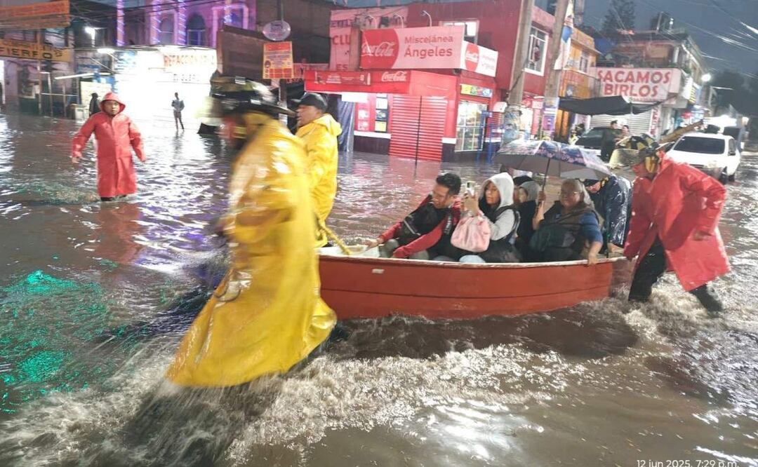 Protección Civil utiliza lanchas para trasladar a los vecinos que quedaron atrapados en inundaciones de Ixtapaluca, Edomex (12/06/2025). Foto: Especial