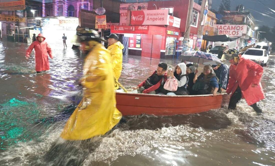 Protección Civil utiliza lanchas para trasladar a los vecinos que quedaron atrapados en inundaciones de Ixtapaluca, Edomex (12/06/2025). Foto: Especial