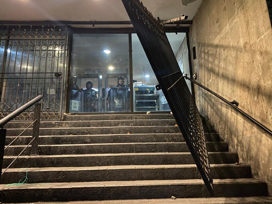 Los normalistas derribaron la reja principal de la Secretaría de Gobernación. (FOTO: Valente Rosas)