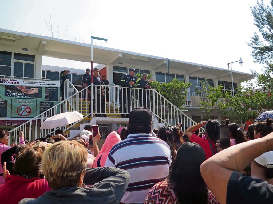 El grupo de padres inconformes fue atendido por directivos de la escuela, Foto: Ignacia Ramírez / EL UNIVERSAL