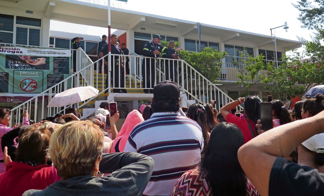 El grupo de padres inconformes fue atendido por directivos de la escuela, Foto: Ignacia Ramírez / EL UNIVERSAL