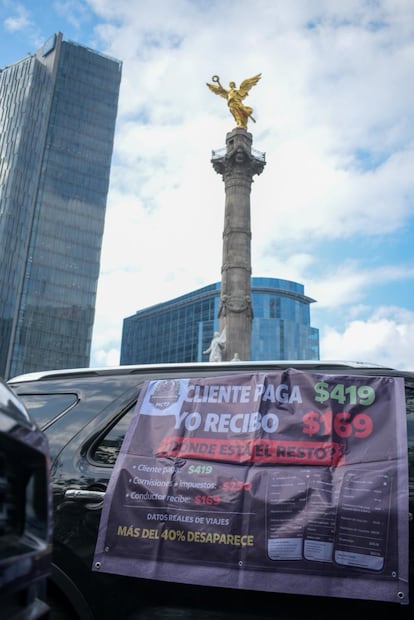 Conductores de la plataforma Uber se concentran en el Ángel de la Independencia para realizar una manifestación. Foto: Santiago Cadena / EL UNIVERSAL