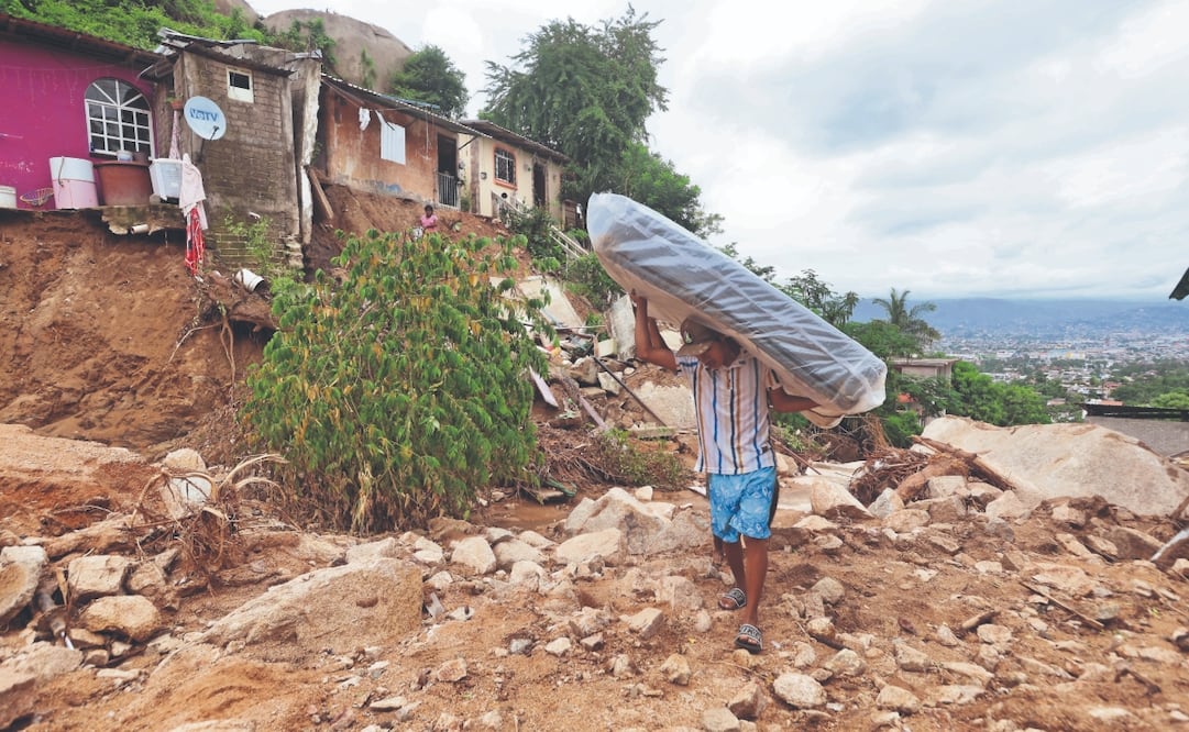 En la colonia Libertad, en la parte alta del municipio de Guerrero, el desgajamiento del cerro, por las intensas lluvias que dejó John, acabó con varias casas de la calle Niño Artillero, donde sus habitantes tratan de rescatar lo que quedó de sus pertenencias en medio de rocas, lodo y el riesgo de un nuevo deslave. Foto: de Valente Rosas. El Universal