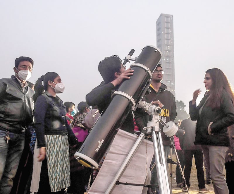 Personas reunidas en Sarkar, India, observan el fenómeno. DIBYANGSHU SARKAR. AFP