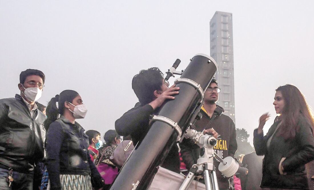 Personas reunidas en Sarkar, India, observan el fenómeno. DIBYANGSHU SARKAR. AFP