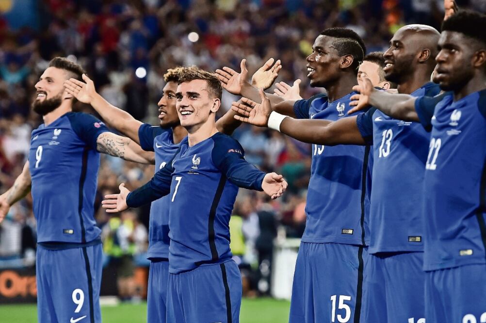 La selección de Francia, al estilo vikingo, agradece a su afición el apoyo mostrado en Marsella (PETER POWELL. EFE)