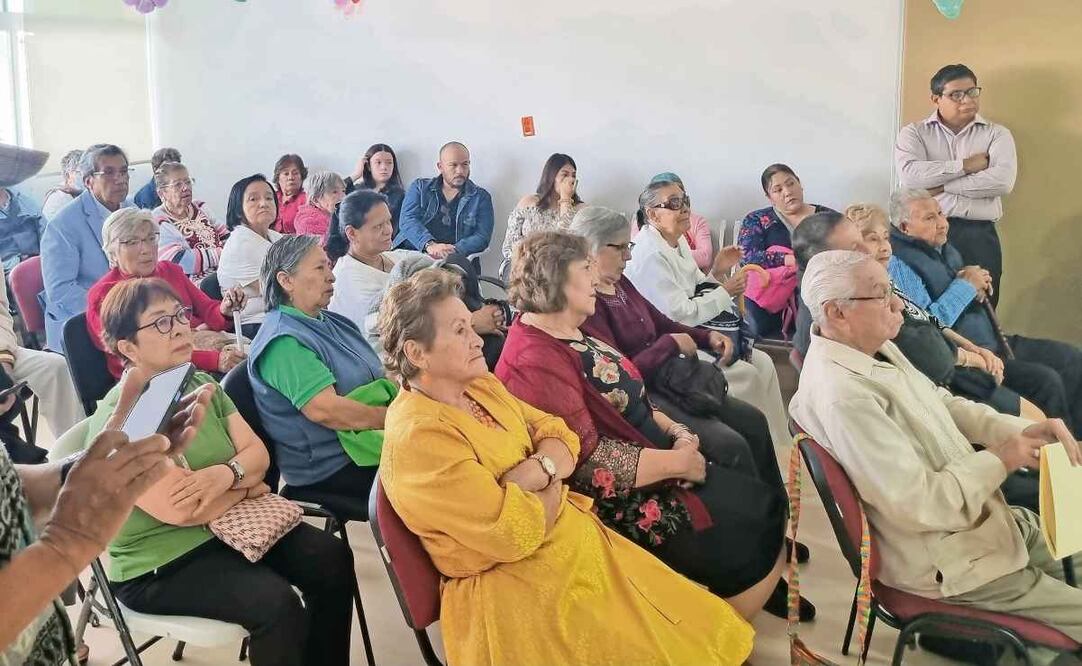 Adultos mayores acudieron a la Clínica de Geriatría Iztacalco para conmemorar su día. Este espacio les brinda talleres y atención médica. Foto: Frida Sánchez / EL UNIVERSAL