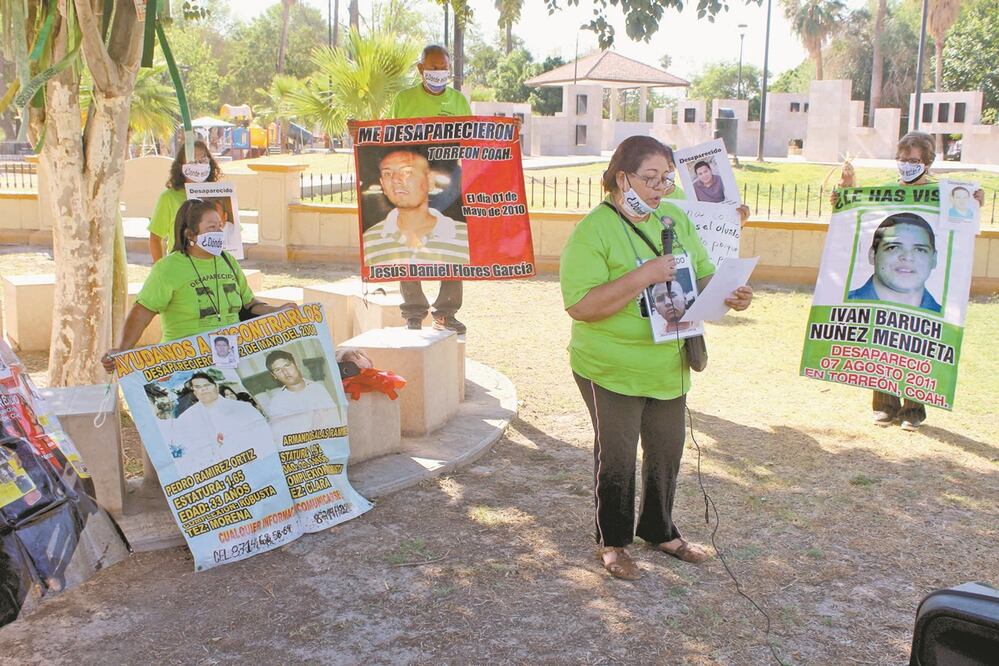 Madres de desaparecidos en Coahuila se reunieron en el Árbol de la Esperanza, de la Alameda Zaragoza, donde denunciaron exclusión de la Fiscalía General de la República y de la Comisión Nacional de Búsqueda. Foto: AMALIA ESCOBAR. EL UNIVERSAL