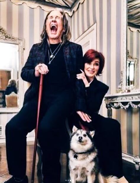Ozzy y Sharon Osbourne con su perrito Elvis.