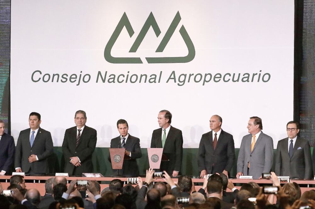 Al clausurar la 33 Asamblea General Ordinaria del Consejo Nacional Agropecuario, el Presidente dijo que México ingresó al mercado de Rusia y lo mismo hará con Emiratos Árabes, con agregadurías para abrir espacios a los productos mexicanos. (ALEJANDRO ACO)