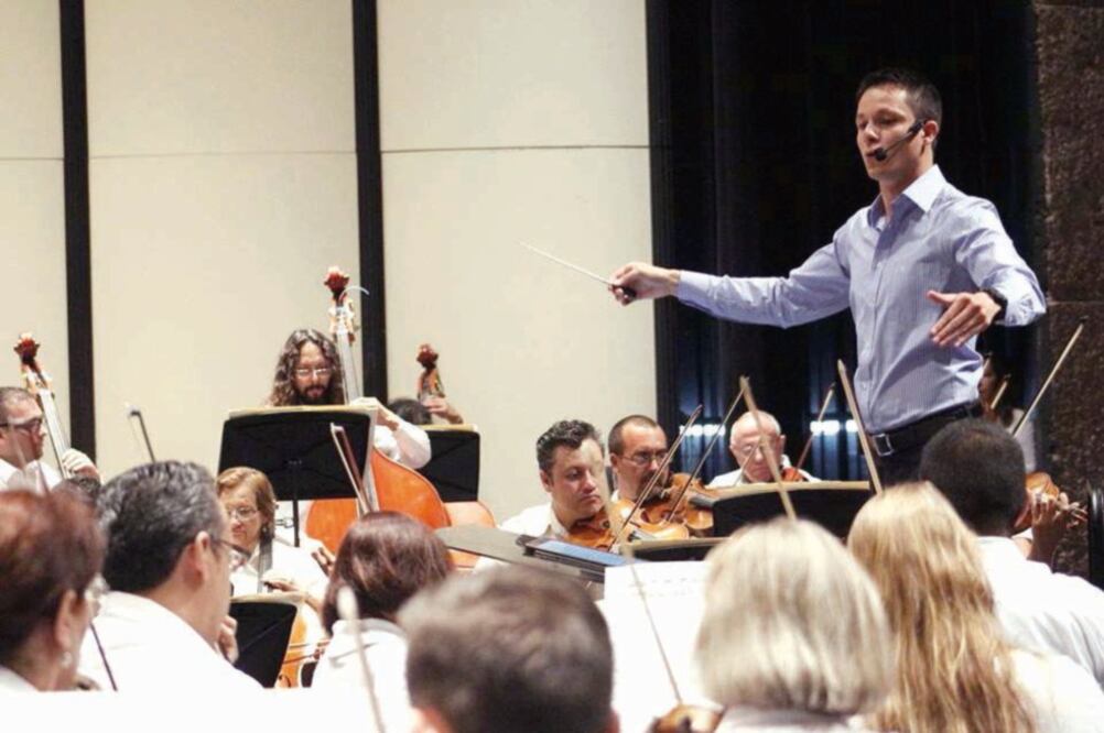 Pérez Olmedo, director artístico del Cecamba, cuenta que su primera presentación fue a los 21 años, después de estudiar composición musical y dirección en México, además de tomar cursos en Estados Unidos. (ÉDGAR ÁVILA. EL UNIVERSAL)