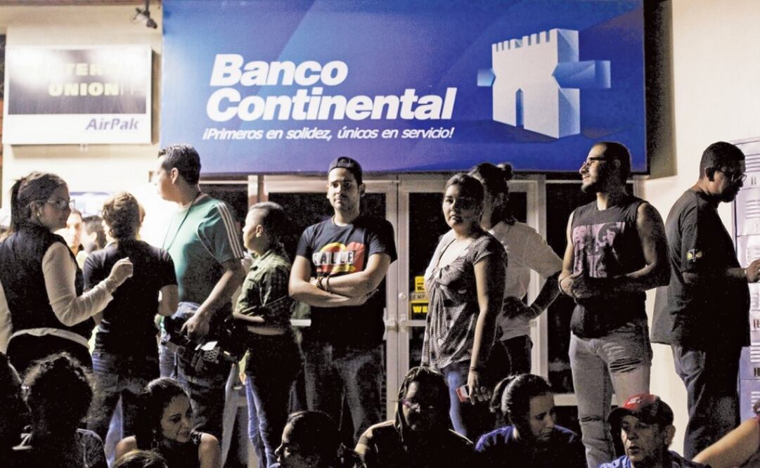 Yesterday hundreds of Hondurans formed long lines outside the bank branches to recover their funds. (Photo: Jorge Cabrera / Reuters) 
