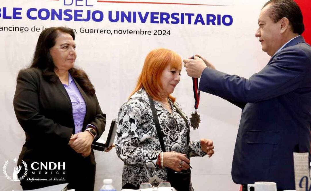 El Consejo Universitario de la Universidad Autónoma de Guerrero entregó este viernes el doctorado Honoris Causa a María del Rosario Ibarra de la Garza, lo recibió Piedra Ibarra. Foto: Especial