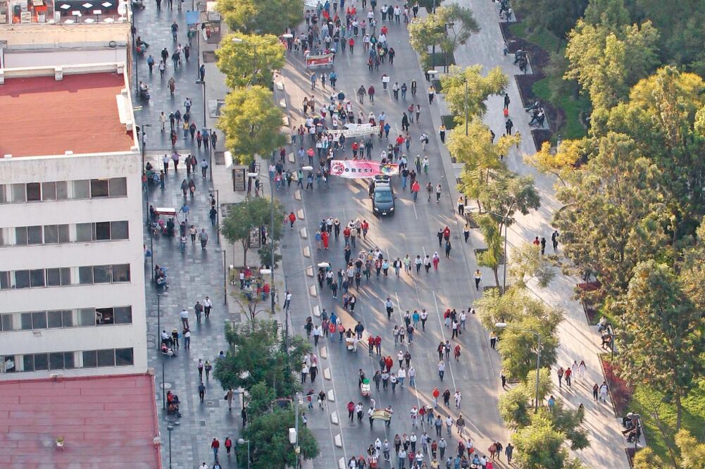Maestros marcharon contra la evaluación educativa en el DF, desde la columna de la Independencia a la Secretaría de Educación Pública (ARIEL OJEDA. EL UNIVERSAL)