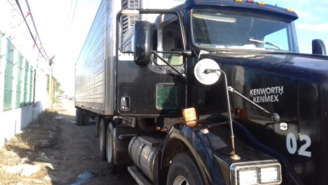 Ubican en tráiler a 160 migrantes en Tabasco