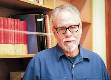 Con poesía y libros, amigos rememoran a David Huerta