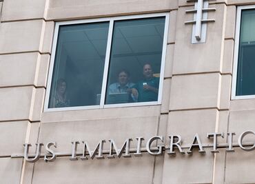 Inmigrantes podrían recibir la residencia permanente de EU… en 100 años